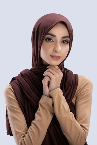 Model wearing a Nutella Cotton Jersey Hijab in soft, non-slippery fabric. Full-coverage hijab for sale in Pakistan.